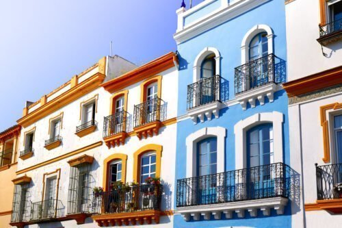 Farbenfrohe Fassaden im Triana-Viertel von Sevilla